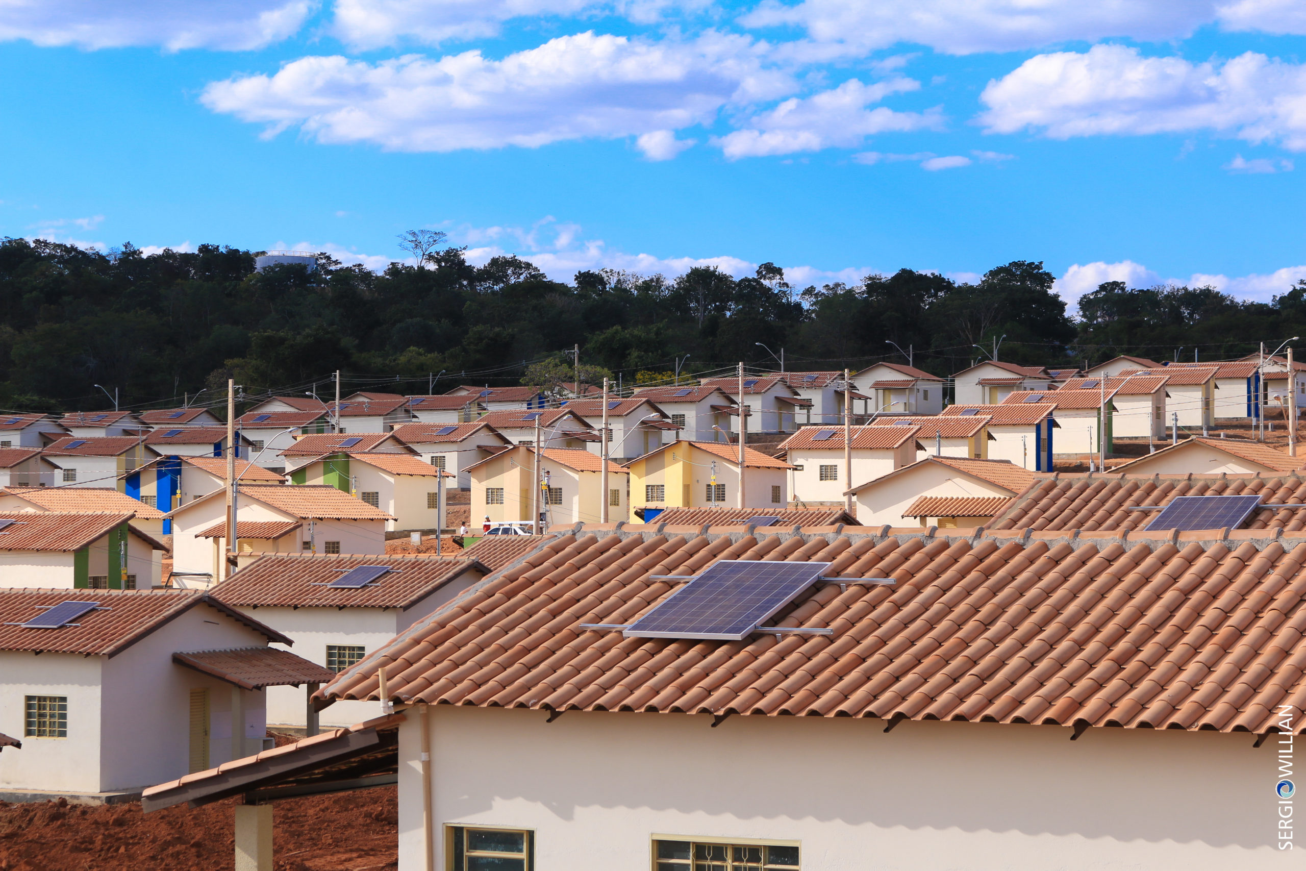 Paineis-solares-instalados-sobre-telhados-em-conjunto-habitacional-do-MCMV-Foto-Willian-Agehab_Governo-de-Goias-scaled