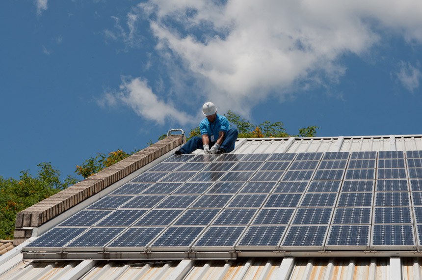 Instalação de painel de energia solar. Foto: Divulgação/Senado Federal