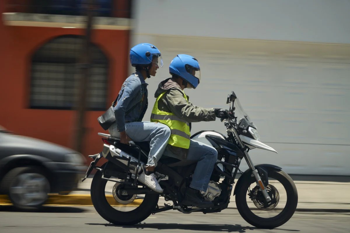 Nesta semana, em Belo Horizonte, a Superintendência Regional do Trabalho e Emprego de Minas Gerais solicitou a suspensão imediata do transporte de passageiros por motocicletas por até três meses. A medida tem como objetivo discutir a ausência de regulamentação para o serviço, que atualmente opera sem critérios definidos na capital mineira. De acordo com o superintendente do Ministério do Trabalho, Carlos Calazans, a suspensão abrange apenas o transporte de passageiros, sem impactar os serviços de entrega por motocicletas. "Estamos tratando especificamente das motos de passageiros, que não possuem regulamentação. Há uma lei federal que autoriza, mas exige que os municípios estabeleçam regras. Em Belo Horizonte, isso ainda não ocorreu, nem na Câmara, nem na prefeitura, e os aplicativos seguem operando sem qualquer critério", afirmou Calazans. Preocupações com segurança e acidentes fatais A principal preocupação levantada pelas autoridades é a segurança de passageiros e motociclistas. Segundo Calazans, muitas pessoas que nunca andaram de moto estão recorrendo ao serviço, colocando suas vidas em risco. "Já registramos acidentes fatais, o que é muito grave. O serviço virou uma alternativa de transporte, mas sem segurança adequada", alertou. Outro ponto discutido é o impacto econômico sobre os motociclistas. "Os valores pagos são muito baixos. Para compensar, o motociclista precisa fazer várias corridas com passageiros, o que aumenta a exposição ao risco de acidentes", explicou o superintendente. Propostas e debate judicial O tema será discutido em reunião com o Procurador-Geral de Justiça do Estado, Paulo de Tarso, na sede do Ministério Público. Além disso, Calazans sugeriu que a prefeitura avalie a criação de corredores exclusivos para motocicletas, conhecidos como corredores azuis, em avenidas movimentadas como Amazonas, Antônio Carlos e Cristiano Machado. Ele destacou que, em São Paulo, onde os corredores foram implementados, houve uma redução de quase 50% nos acidentes envolvendo motos. Apesar disso, o prefeito da capital paulista, Ricardo Nunes, também solicitou a suspensão do serviço de mototáxi. A decisão sobre a suspensão em Belo Horizonte ainda depende do avanço das discussões e das possíveis medidas judiciais que poderão ser tomadas para garantir mais segurança e regulamentação no setor.